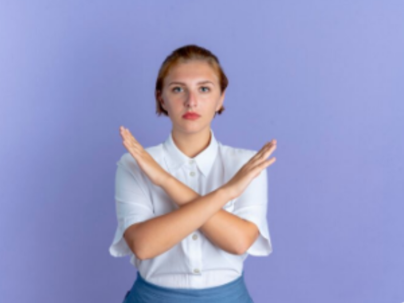 mujer cruza los brazos frente a ella